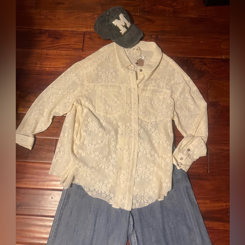 Oli & Hali cream top